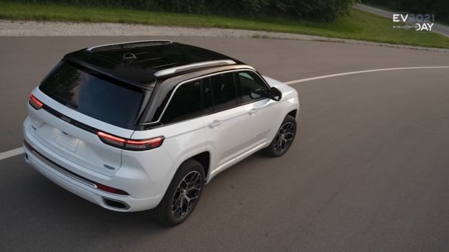 Jeep pada 8 Juli 2021 memperkenalkan Grand Cherokee 4xe 2022. [Youtube/Stellantis]