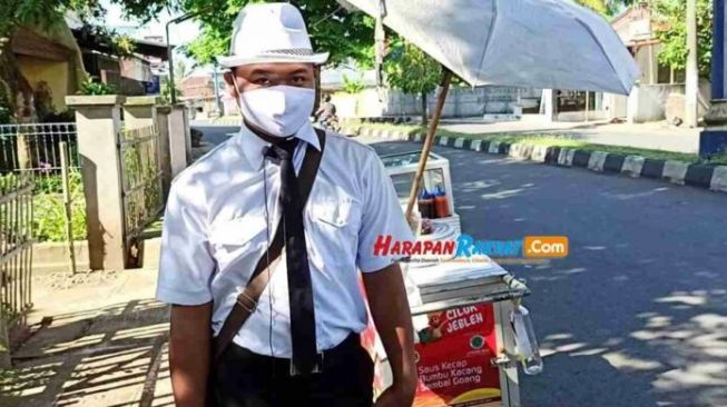 tukang cilok nyentrik di Kota Banjar. [HR Online]