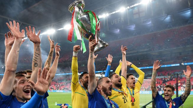 Para pemain Timnas Italia merayakan kemenangan atas Inggris di laga final Euro 2020 di Wembley, London, Senin (12/7/2021) pagi WIB. [AFP/Photo]