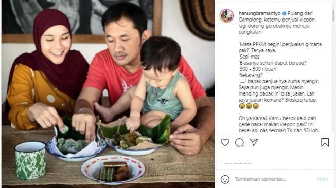 Hanung Bramantyo papasan dengan penjual klepon saat pulang dari Gamplong (Instagram).