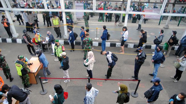 Sejumlah calon penumpang mengantre saat pemeriksaan dokumen Surat Tanda Registrasi Pekerja (STRP) di Stasiun Bogor, Jawa Barat, Senin (13/7/2021). . ANTARA FOTO/Arif Firmansyah