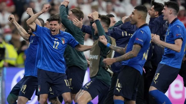 Duh! Pemain Timnas Italia Terciduk Merokok usai Juara Euro 2020