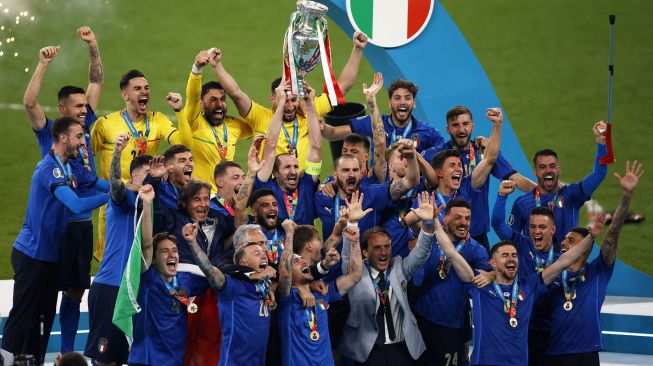 Para pemain Timnas Italia merayakan kemenangan atas Inggris di laga final Euro 2020 di Wembley, London, Senin (12/7/2021) pagi WIB. [AFP/Photo]