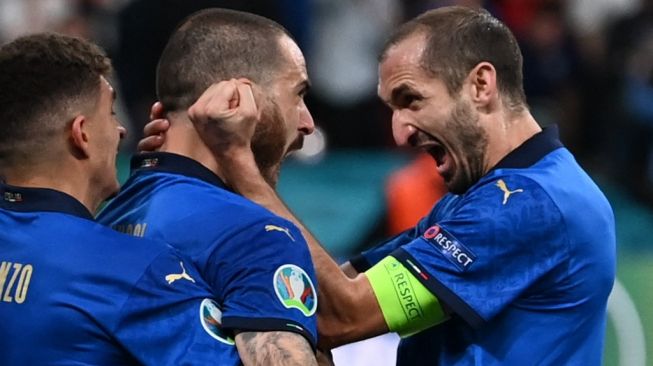 Bek Timnas Italia, Leonardo Bonucci (tengah) merayakan golnya ke gawang Inggris pada laga final Euro 2020 di Wembley, London, Senin (12/7/2021) dini hari WIB. [Paul ELLIS / POOL / AFP]