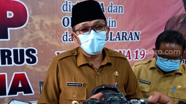 Wali Kota Padang Hendri Septa usai rapat koordinasi soal penetapan PPKM Darurat. [Suara.com/ B. Rahmat]