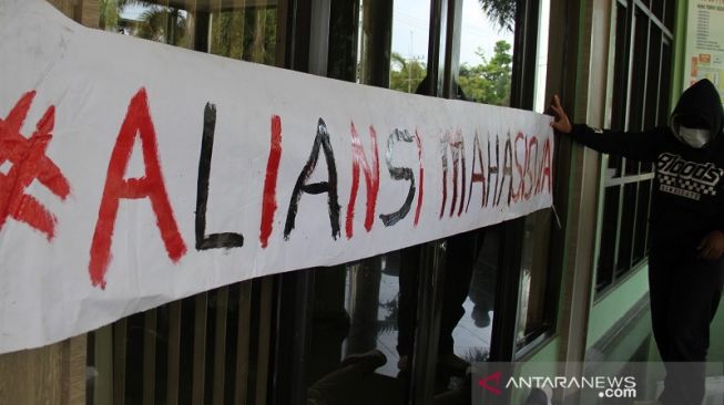 Mahasiswa IAIN Kudus Segel Pintu Rektorat Terkait Tuntutan Pemotongan UKT