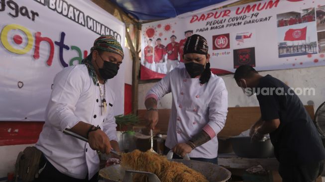 Sukarelawan memasak di dapur umum peduli COVID-19 di Karet Semanggi, Setiabudi, Jakarta, Selasa (13/7/2021). [Suara.com/Angga Budhiyanto]