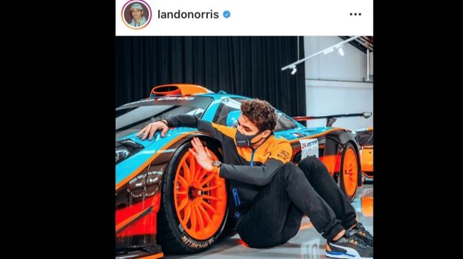 Driver McLaren F1 Team Lando Norris bersama salah satu supercar produksi McLaren yang dibuat di Surrey, England [Instagram: @landonorris].