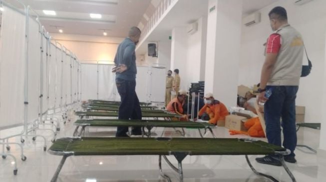 Petugas menyiapkan sarana untuk isolasi mandiri pasien COVID-19 dengan status OTG dan gejala ringan di GOR Matraman. [Dok. Kecamatan Matraman]