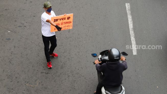 Mal Ditutup, Tukang Servis HP Tawarkan Jasa Di Pinggir Jalan