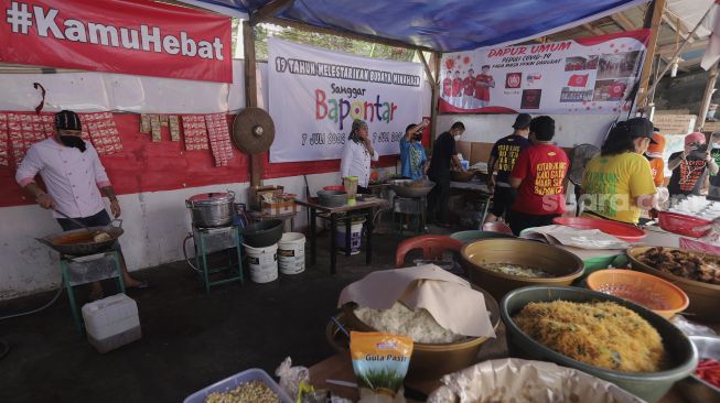 Sukarelawan memasak di dapur umum peduli COVID-19 di Karet Semanggi, Setiabudi, Jakarta, Selasa (13/7/2021). [Suara.com/Angga Budhiyanto]