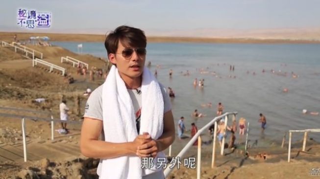 Potret presenter Taiwan disebut mirip Rizky Billar, (YouTube/Asia Travel)