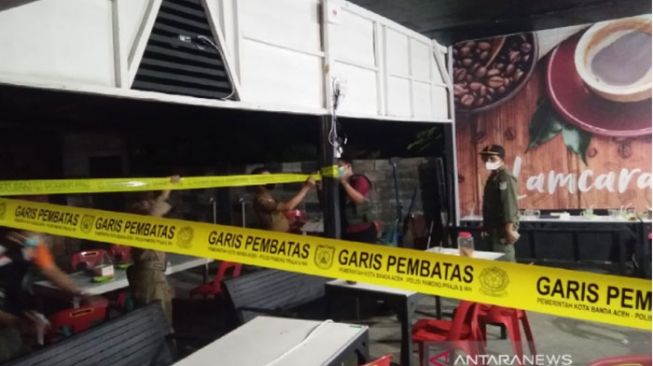 Nekat Buka saat PPKM, Empat Kafe dan Tempat Karaoke di Jatinegara Disegel Aparat