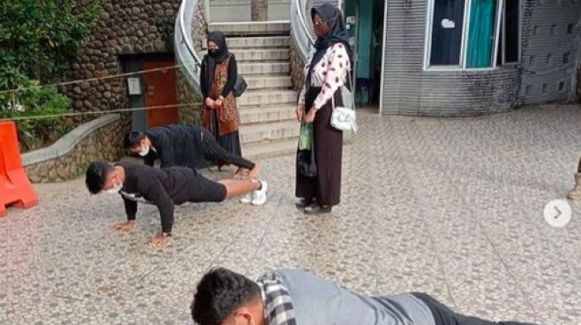 Masih Kumpul di Kambang Iwak Park, ABG Dihukum Push Up