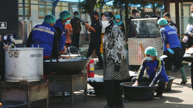 Mensos Pastikan Layanan Dapur Umum Siap Dukung PPKM Darurat