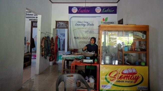 Berburu Fashion Sambil Menikmati Makanan di Foodcourt BUMDes  Remboko