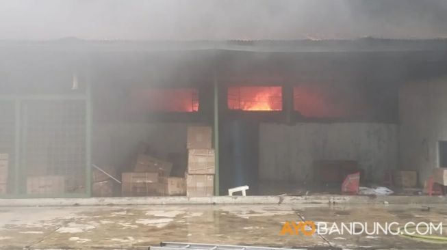 Gudang di Belakang Festival Citylink Bandung Terbakar Hebat