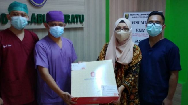 Nakes di 92 Rumah Sakit di Jabar Dapat Hadiah Kue dari Ridwan Kamil