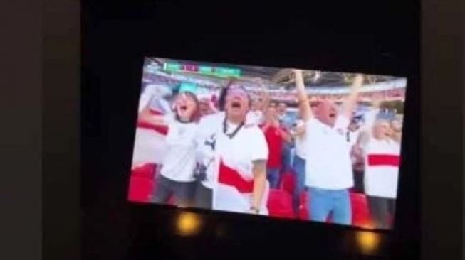 Nina saat tertangkap kamera nonton pertandingan Piala Eropa. (Instagram)