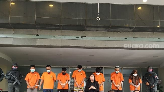 Polda Metro Jaya merilis kasus hasil tes PCR positif palsu yang dijual kepada pekerja. (Suara.com/M Yasir)