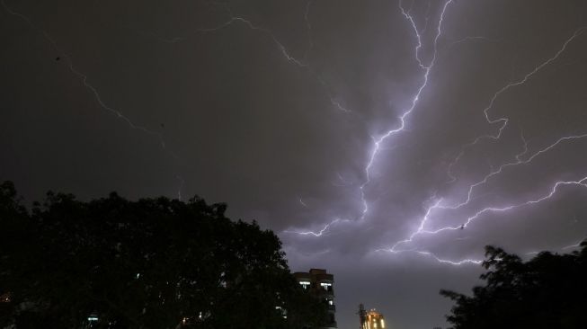 Badai petir di India Minggu malam (11/7/2021). [Prakash Singh/AFP]