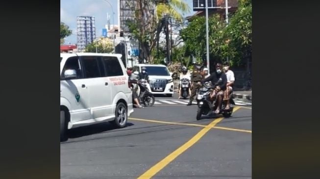 Mobil ambulans berputar-putar di perempatan jalan di Bali (tiktok)