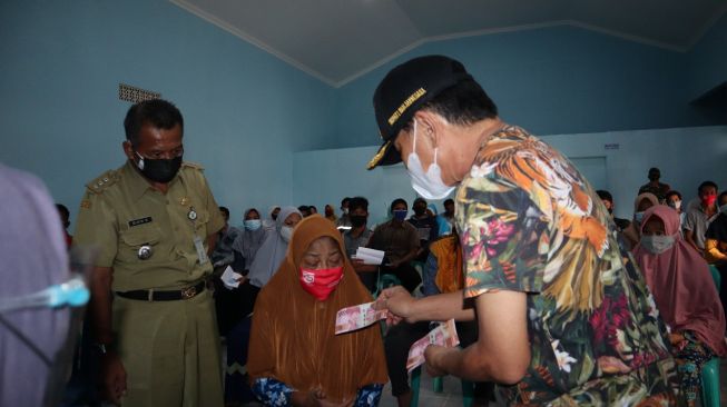 Gaya “Nyentrik” Bupati Banjarnegara saat Sidak Penyaluran BLT Covid-19
