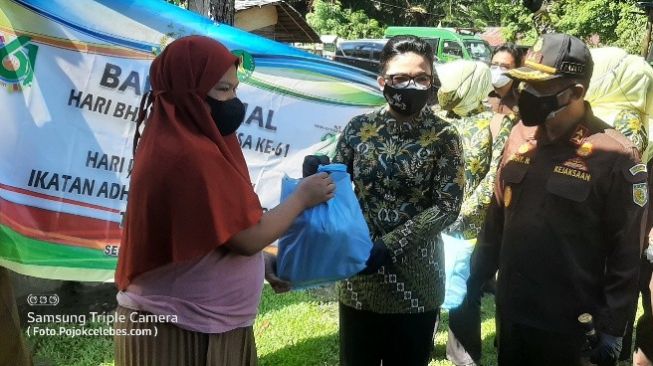 Sambut HBA ke 61 dan HUT IAD ke 21, Kejati Sulbar Bagi Sembako dan Vaksin