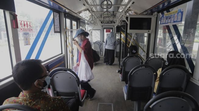 Sejumlah penumpang berada di dalam bus Transjakarta, Jakarta, Rabu (14/7/2021). [Suara.com/Angga Budhiyanto]