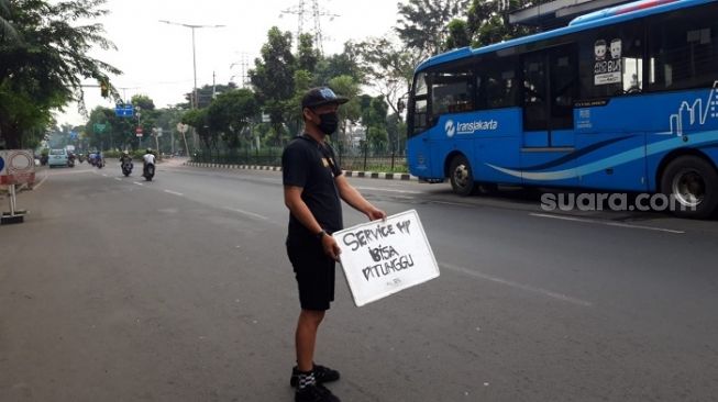 Nekat Melapak Di Depan Mal PGC, Tukang Servis HP: Kalau Gak Begini ...