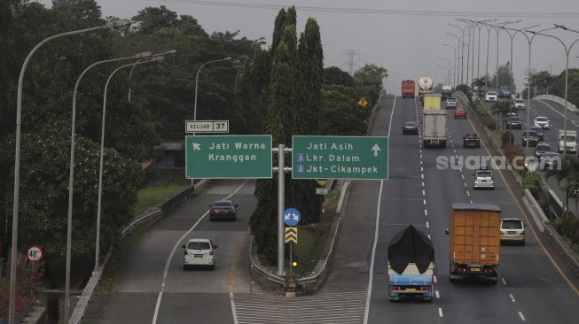 Sejumlah kendaraan melintas di jalan Tol JORR II, Jakarta, Rabu (14/7/2021). [Suara.com/Angga Budhiyanto]
