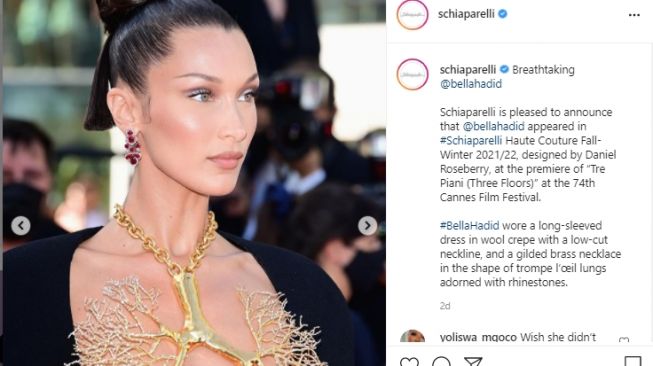 4 Gaya Bella Hadid Pakai Kalung  Paru paru Curi Perhatian 