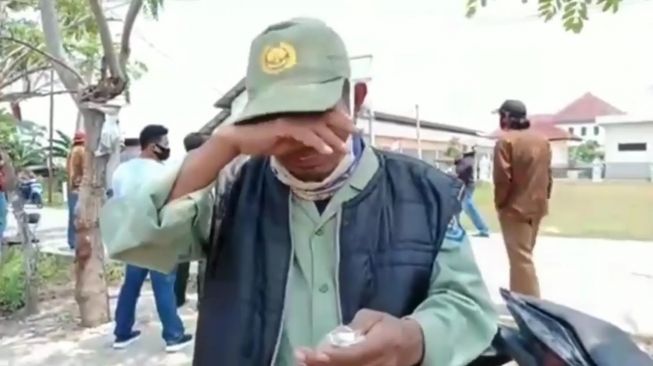 Viral Momen Kocak Hansip Nangis Sesegukan. (Instagram/@infodepok_id)