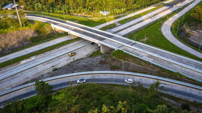 Foto udara suasana mobilitas kendaraan di ruas Jalan Tol Semarang-Solo di Bawen, Kabupaten Semarang, Jawa Tengah, Selasa (13/7/2021).  ANTARA FOTO/Aji Styawan