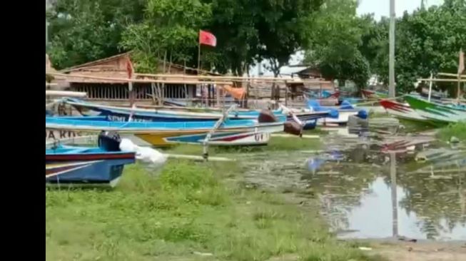 Gelombang Tinggi, Aktivitas Nelayan di Pesisir Barat Lumpuh Total