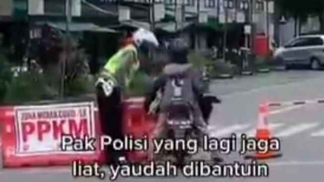 Aksi polisi membantu ibu-ibu penjual ayam saat PPKM (instagram)