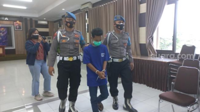 Pelaku perusakan mobil ambulans SAR DIY, Irvan Yunianto alias Unyil, dihadirkan dalam jumpa pers di Mapolres Bantul pada Rabu (14/7/2021). - (SuaraJogja.id/Rahmat Jiwandono)