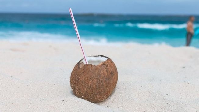 Ilustrasi air kelapa (Craig Adderley/Pexels).