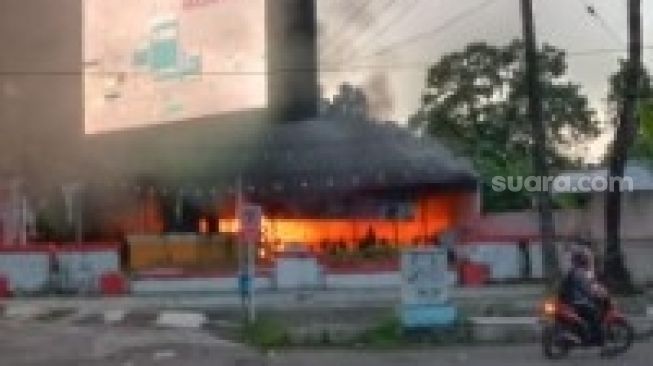 Brimob Bantu Padamkan Api di Cafe Indihome Kantor Telkom Makassar