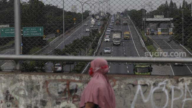 Sejumlah kendaraan melintas di jalan Tol JORR II, Jakarta, Rabu (14/7/2021). [Suara.com/Angga Budhiyanto]