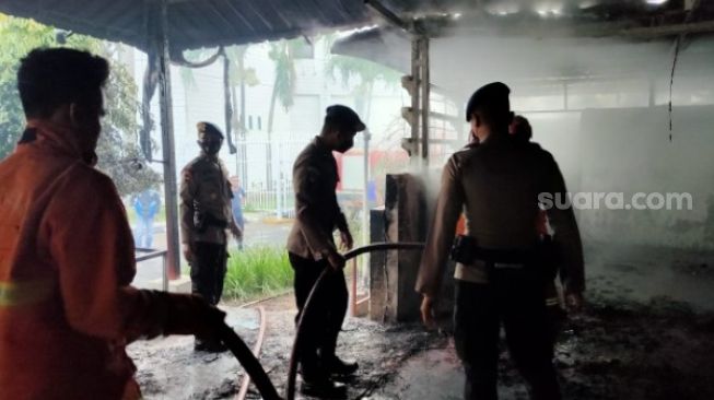 Tim SAR Brimob Batalyon A Pelopor Polda Sulsel ikut membantu pemadaman api di Cafe Indihome Kantor Telkom Makassar Jalan AP Pettarani, Rabu 14 Juli 2021 [SuaraSulsel.id / Istimewa]