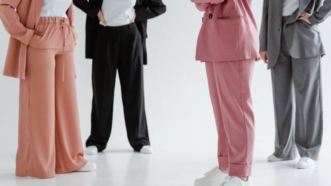 Prediksi Tren Fashion 2022: Celana Wide dan Warna Orange Pink Kembali Populer?