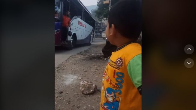 Viral Video Balita Berdiri di Pinggir Jalan, Ingin Ketemu Bapak yang Jadi Kernet Bus