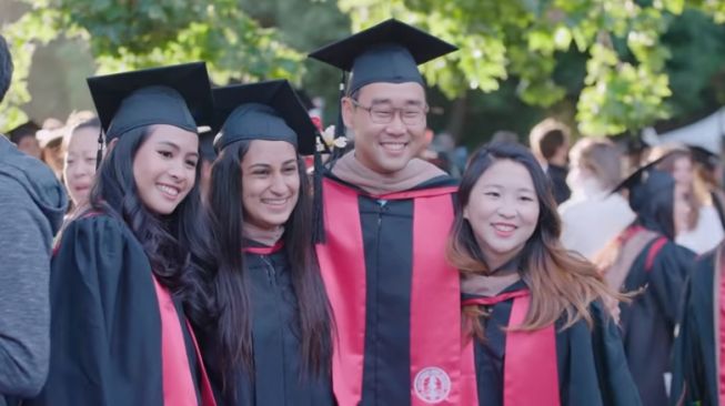 Momen perpisahan Maudy Ayunda dari Stanford University [YouTube/Maudy Ayunda]