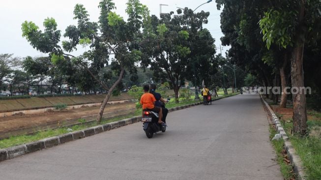 Area pedagang kaki lima yang sepi di kawasan Banjir Kanal Timur (BKT), Jakarta Timur, Rabu (14/7/2021). [Suara.com/Alfian Winanto]