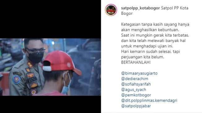 Satpol PP Kota Bogor bagikan sembako. (Instagram/satpopp_kotabogor)