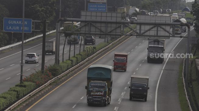 Sejumlah kendaraan melintas di jalan Tol JORR II, Jakarta, Rabu (14/7/2021). [Suara.com/Angga Budhiyanto]