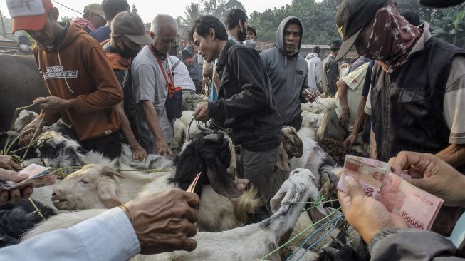 Aktivitas jual beli di Pasar Hewan Jonggol, Kabupaten Bogor, Jawa Barat, Kamis (15/7/2021). ANTARA FOTO/Yulius Satria Wijaya