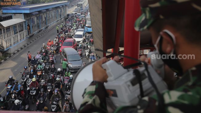 Sejumlah kendaraan terjebak kemacetan imbas adanya penyekatan PPKM Darurat di Underpass Mampang, Jakarta, Kamis (15/7/2021). [Suara.com/Angga Budhiyanto]