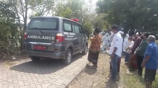 Malang Nian! Bocah SD Gresik Jadi Yatim Piatu Dalam 3 Hari, Ayah-Ibu Tewas Gegara Covid-19